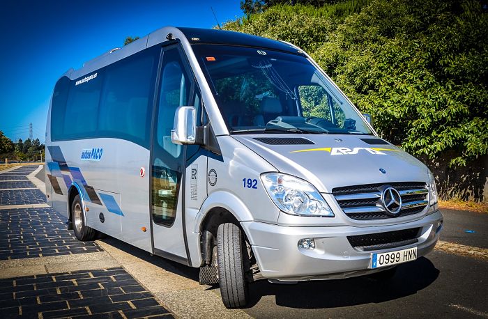 Desde coches con conductor a autobuses de 55 plazas para el alquiler en A Coruña y alrededores