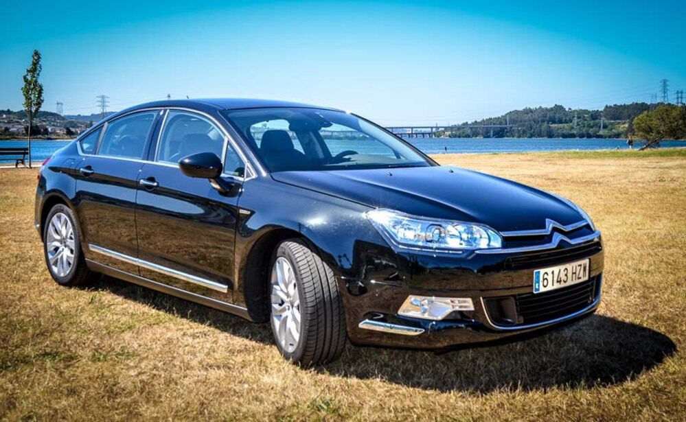 Alquila tu coche con conductor para viajes por Galicia con Autos Paco